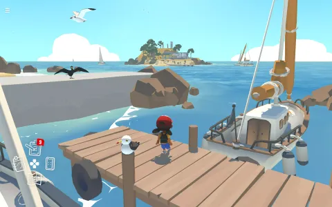 Alba debout sur un ponton de bois, entourée d’une mouette et d’un cormoran qui sèche ses ailes, avec des voiliers et un îlot en arrière-plan.